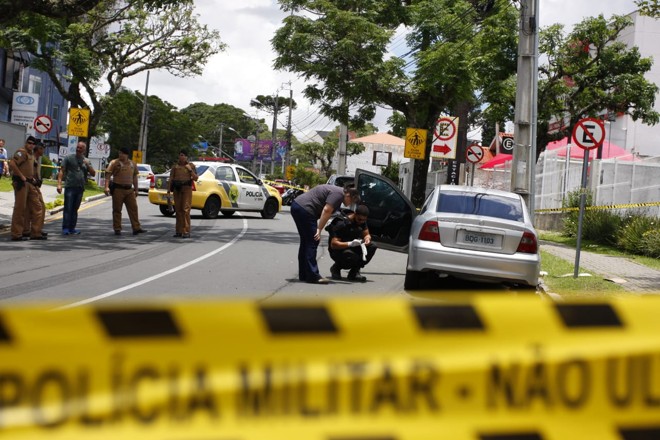 Polícia pericia local onde homem e criança foram baleados | Cassiano Rosário/Gazeta do Povo