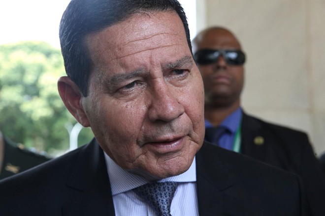 O presidente em exercício, general Hamilton Mourão, fala à imprensa | Valter Campanato / Agência Brasil