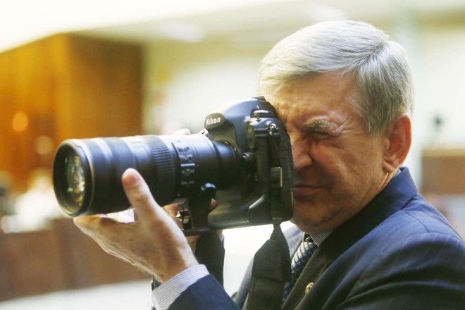 Foto descontraída na Alep com o deputado Elio Rusch, não reeleito: “o futuro a Deus pertence”. | Albari Rosa/Gazeta do Povo