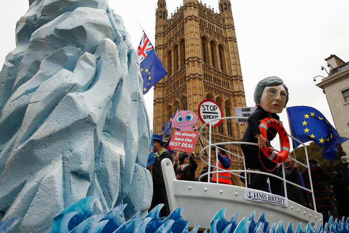 Manifestantes a favor e contra o Brexit acompanharam a votação desta terça-feira na Praça do Parlamento, em Londres | Luke MacGregor