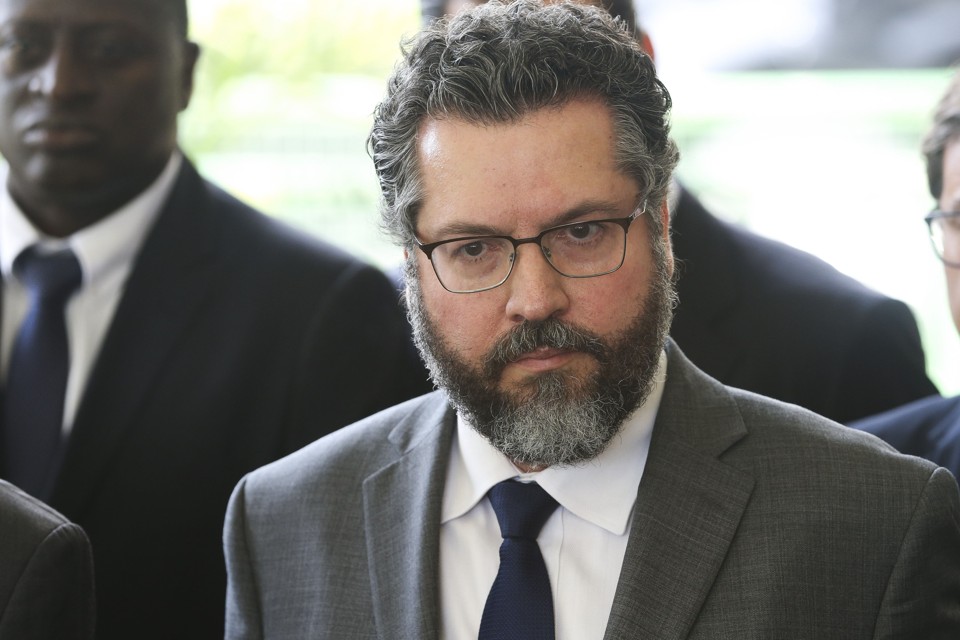 Chanceler brasileiro diz que China é exemplo: ‘se defende sem pedir desculpa’ Ernesto Araújo: “A China defende, sem pedir desculpas, seu interesse nacional e sua identidade (...) – e todos fazem cada vez mais negócios com a China” | Valter Campanato/Agência Brasil