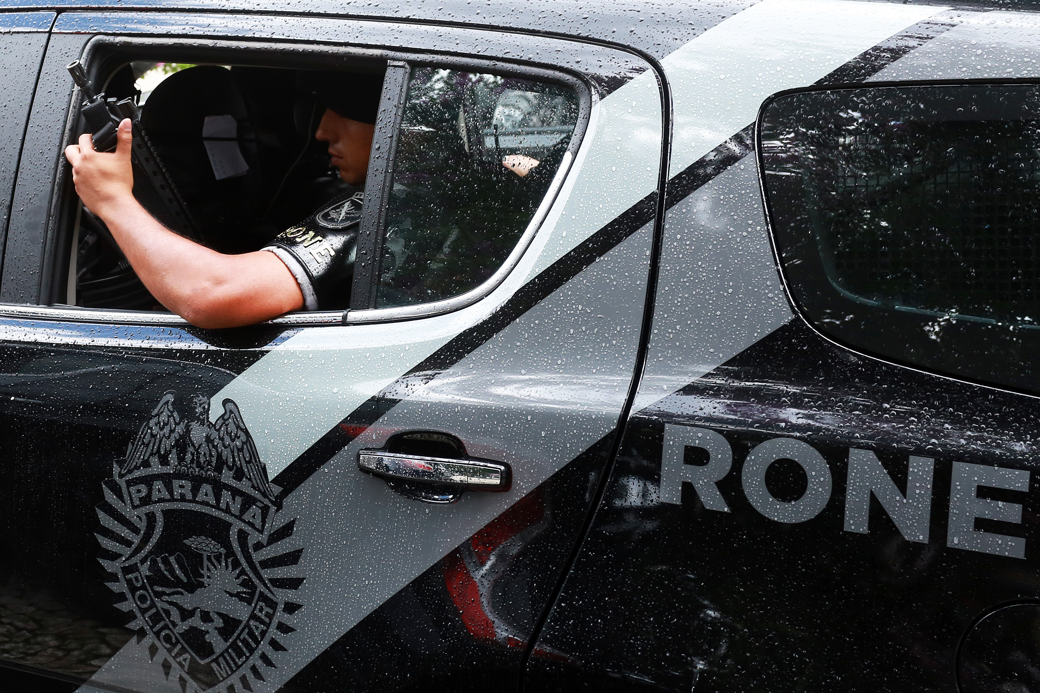 Policiais da Rone cercaram os criminosos | Marco Charneski/Tribuna do Parana
