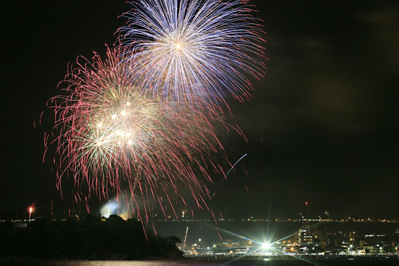 Foguetório na praia em Guaratuba marcou a entrada de 2019. | Albari Rosa / Gazeta do Povo/