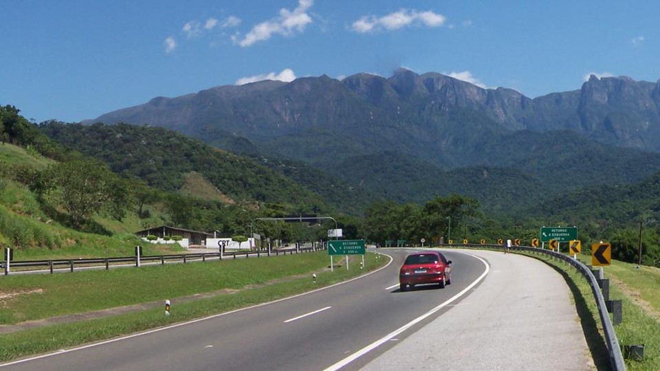 Governo cogita abandonar modelo de menor tarifa na concessão de rodovias A rodovia Rio-Petrópolis é uma das que podem estrear o novo modelo estudado pelo governo Bolsonaro. | Valtair Gomes/CreativeCommons/Wikipedia