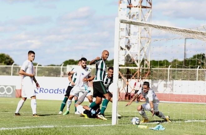 Alan Costa marca o segundo gol do Coritiba na vitória por 4 a 0 diante do Foz na estreia do Estadual. | Kiko Sierich/