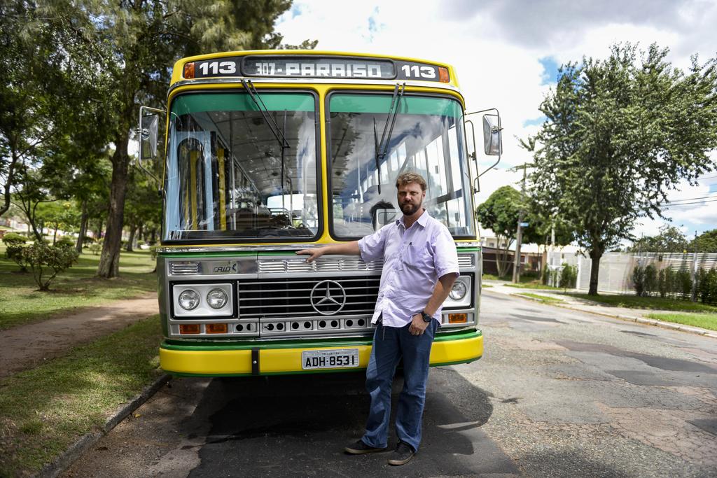 Eduardo Tows levou quatro anos para restaurar o ônibus modelo Gabriela, que era um sonho de infância dele. | Nay Klym/Gazeta do Povo
