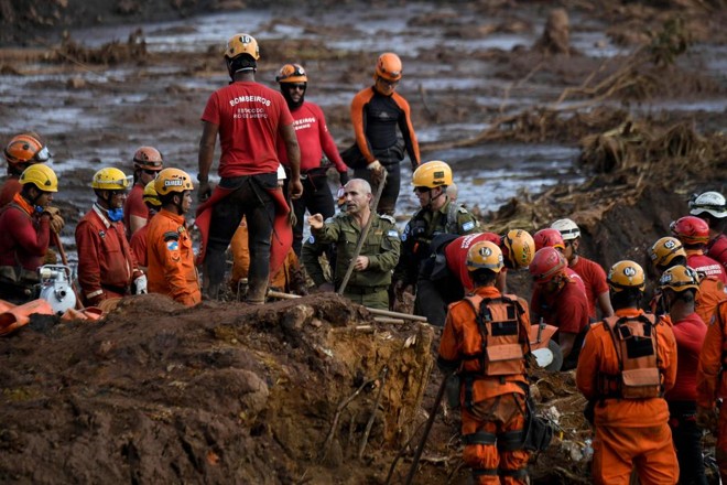 Bombeiros brasileiros e militares de Israel começaram a trabalhar juntos nesta segunda-feira: pelo menos cinco foram achados com o auxílios dos israelenses. | Mauro Pimentel/AFP