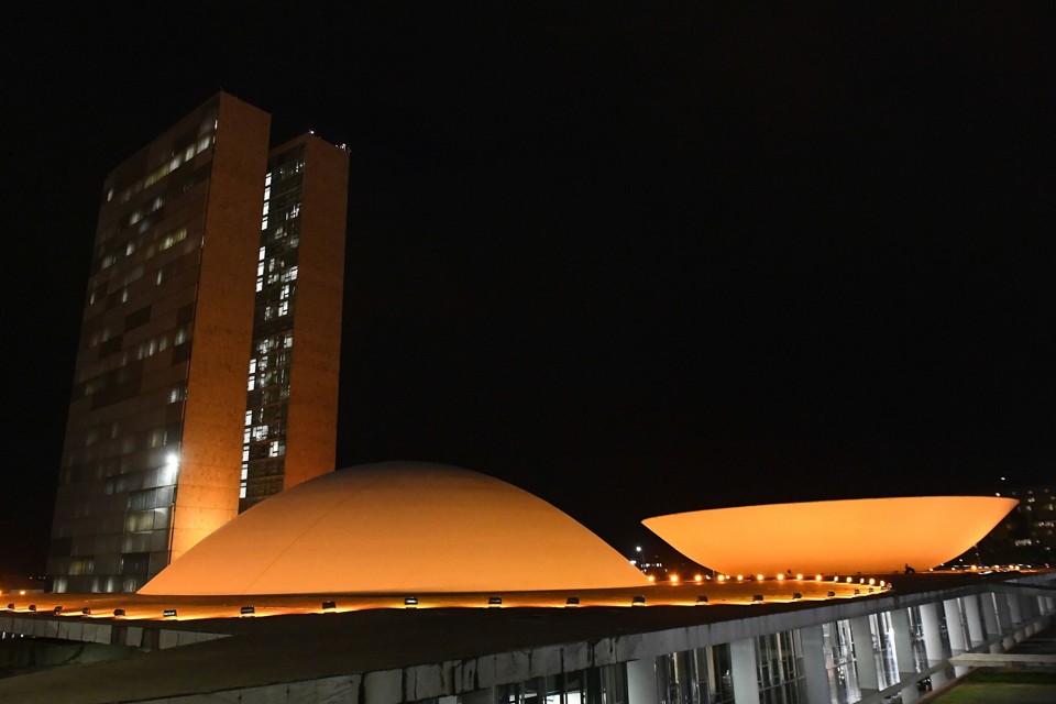 Na web e na política, cresce pressão por voto aberto na eleição do Senado e da Câmara Cúpulas do Senado (esq.) e da Câmara: pressão contra o voto secreto tem um alvo preferencial – o senador Renan Calheiros, visto como favorito para se eleger presidente da Casa. | Marcos Oliveira/Agência Senado
