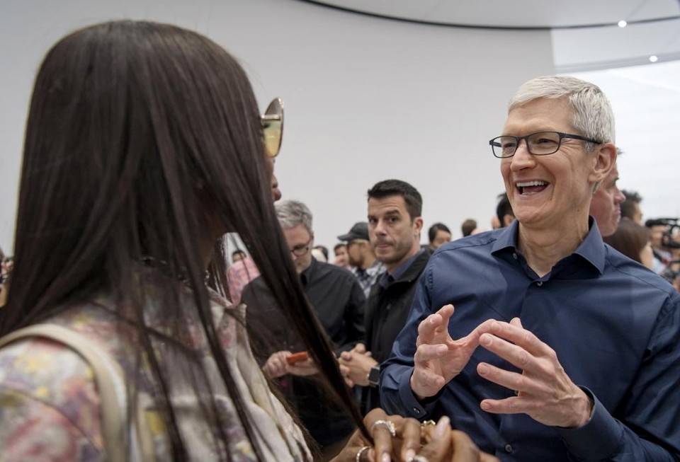 O CEO da Apple,Tim Cook , no auditório da sede da empresa, em Cupertino. Ele virou uma voz em prol da privacidade na indústria da tecnologia. | David Paul Morris/Bloomberg