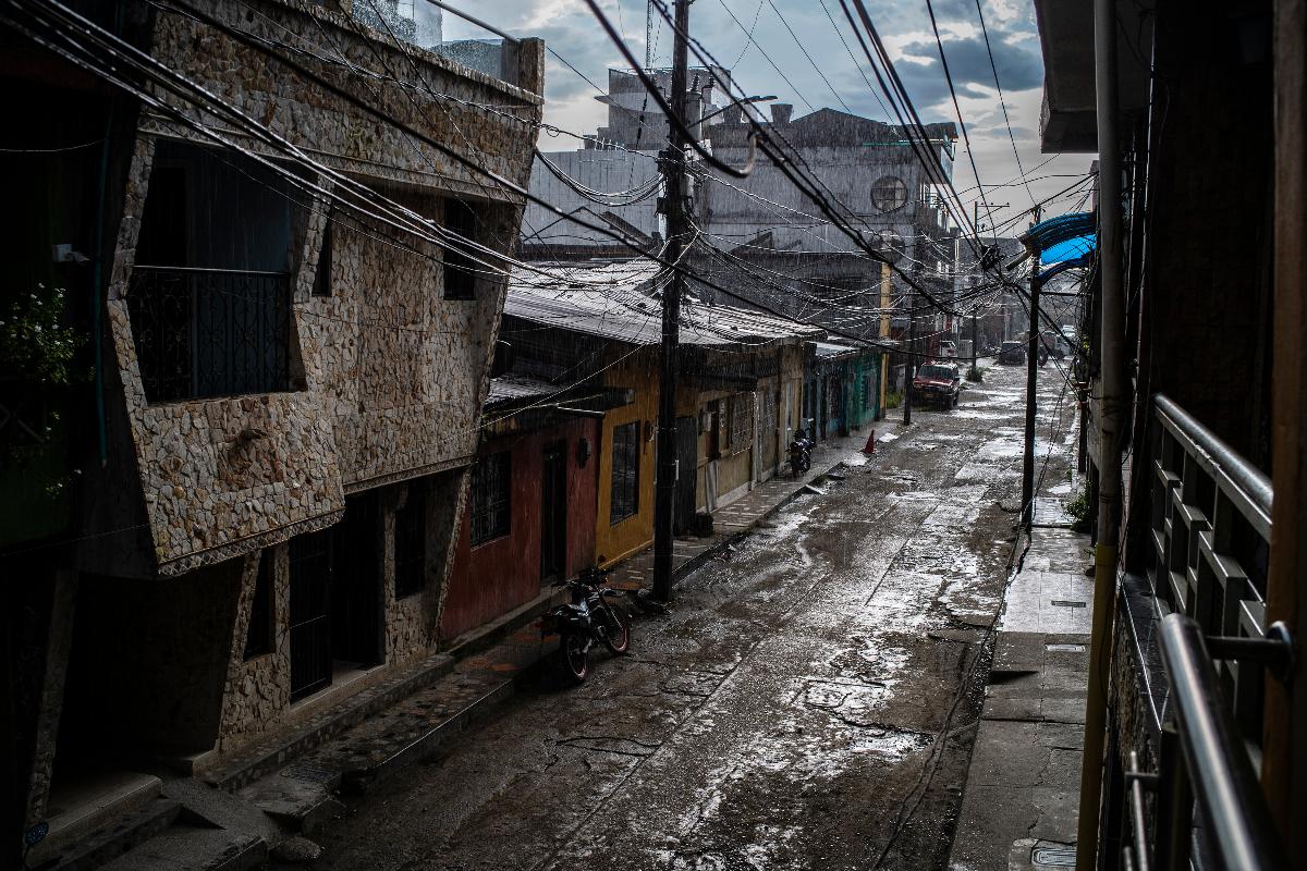 Rua de Quibdó, uma cidade pobre no Oeste da Colômbia: mortes de líderes comunitários ocorrem em áreas como essa | FEDERICO RIOS ESCOBAR/
NYT