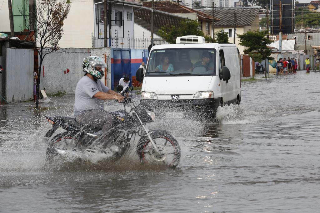 Rua Chile, no bairro Prado Velho: região foi uma das mais afetadas pelo temporal desta quinta-feira em Curitiba | Atila Alberti/Tribuna do Parana