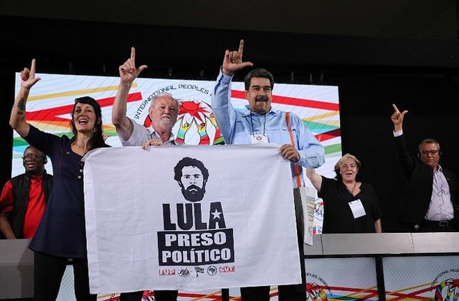 João Pedro Stédile, líder do MST, e Nicolás Maduro, durante Assembleia Internacional dos Povos. Bandeira traz a expressão “Lula preso político”. | Reprodução/Twitter