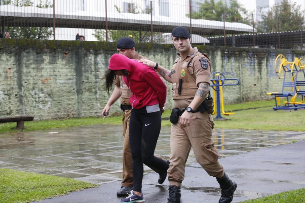 Mulher presa no carro roubado após perseguição policial no Portão. | Átila Alberti/Tribuna do Paraná