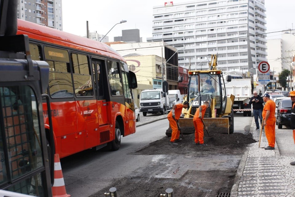 Passageiros reclamavam do sacolejo dos ônibus com as fendas no asfalto na Avenida República Argentina. | Cassiano Rosario / Gazeta do Povo/