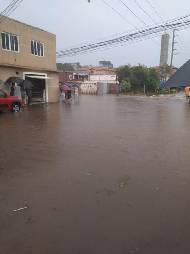 Alagamento no Parolin | Dawn Abrantes/Colaboração