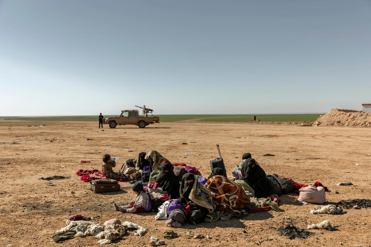 Mulheres e crianças esperam por inspeção ao fugir da última área controlada pelo Estado Islâmico no sudeste da Síria |  IVOR PRICKETT / NYT