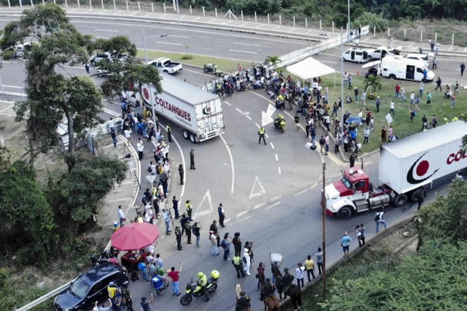 Vista aérea de caminhões de ajuda humanitária para a Venezuela na Ponte Tienditas, na fronteira entre Cúcuta, na Colômbia e Tachira, na Venezuela, depois que forças militares venezuelanas bloquearam a ponte com contêineres, 7 de fevereiro | EDINSON ESTUPINAN / AFP