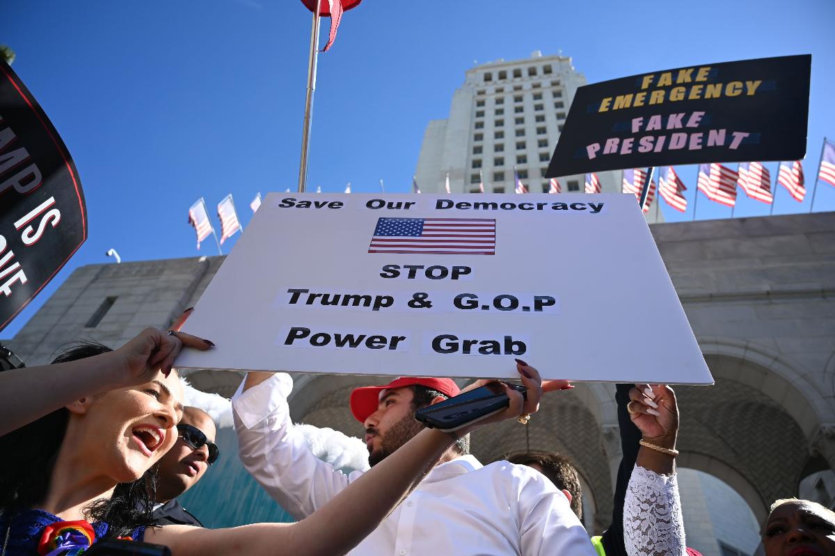 Pessoas protestam contra a declaração de emergência nacional do presidente Donald Trump, do lado de fora da câmara municipal de Los Angeles, Califórnia | ROBYN BECK/AFP