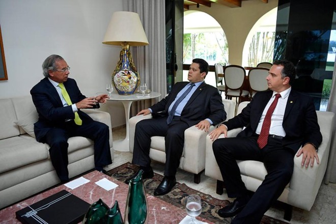 Paulo Guedes, ministro da Economia, reunido com Davi Alcolumbre, presidente do Senado | Marcos Brandão
/
Senado Federal