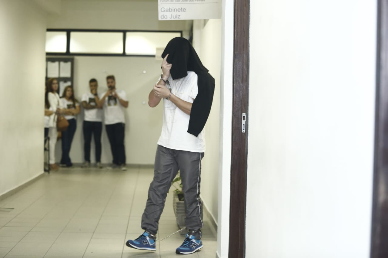 Edison Brittes Jr. durante audiência. Ao fundo, a mãe do jogador Daniel e demais familiares do atleta | André Rodrigues/Gazeta do Povo