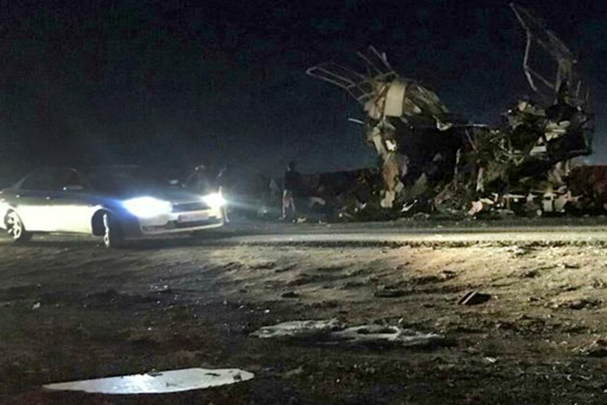 Ônibus que levava membros da guarda de elite do Irã foi atingido por explosivos em ataque suicida, 13 de fevereiro | Agência de notícias FarsDistribuída por AFP