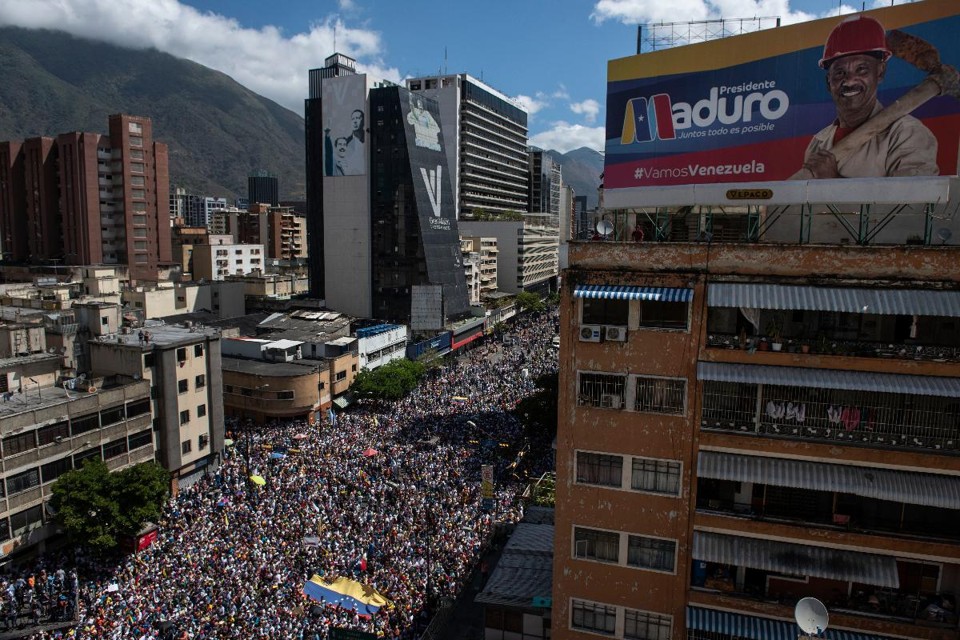 Manifestantes nas ruas de Caracas exigem mudança para a Venezuela. Para a oposição a Maduro, os protestos são essenciais para manter a pressão ao regime | Michael Robinson Chavez / The Washington Post