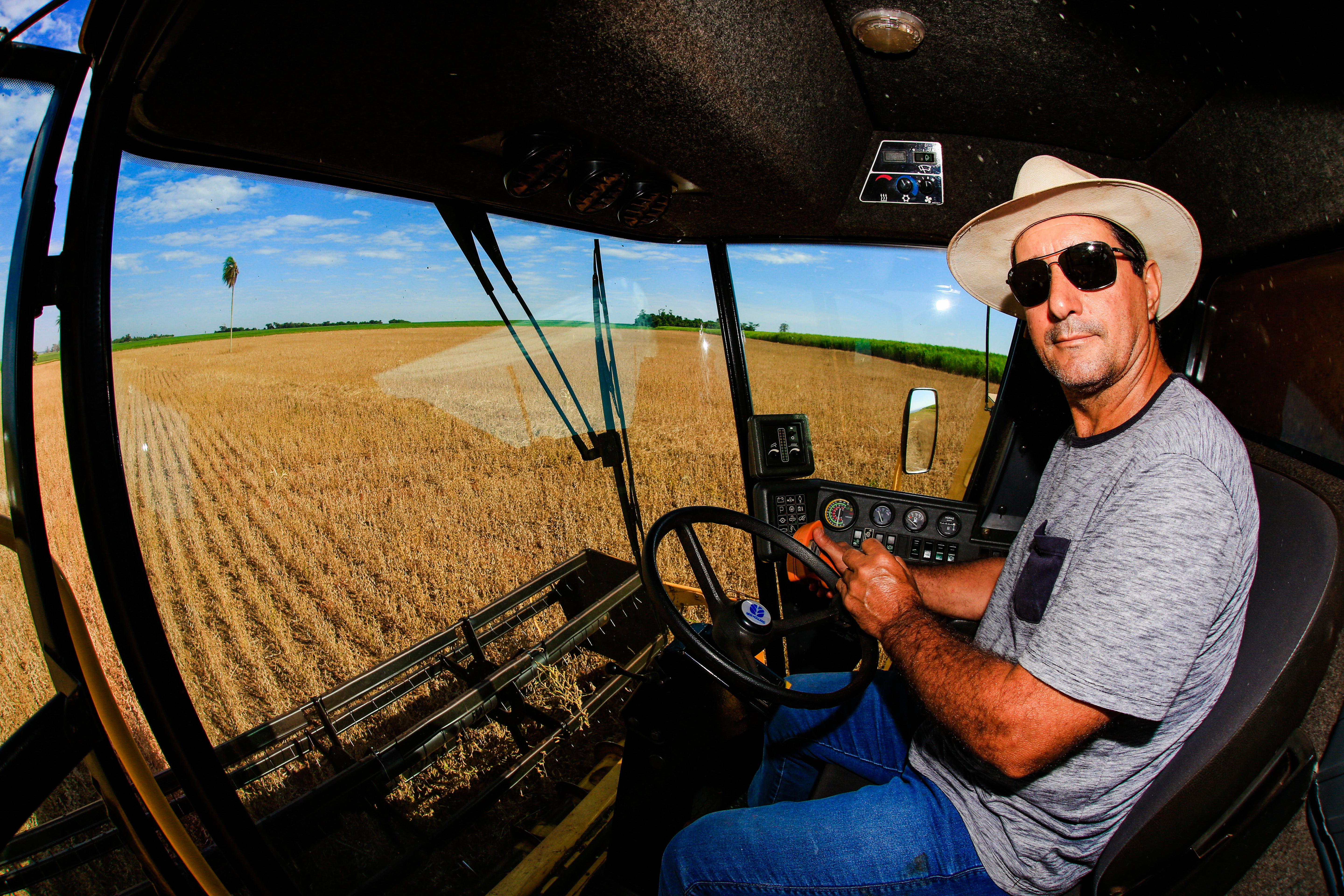 José Pascoal Palharini ainda está colhendo a soja em sua propriedade e não tem previsão de plantar o milho safrinha por causa da falta de chuvas. | Michel Willian/Gazeta do Povo