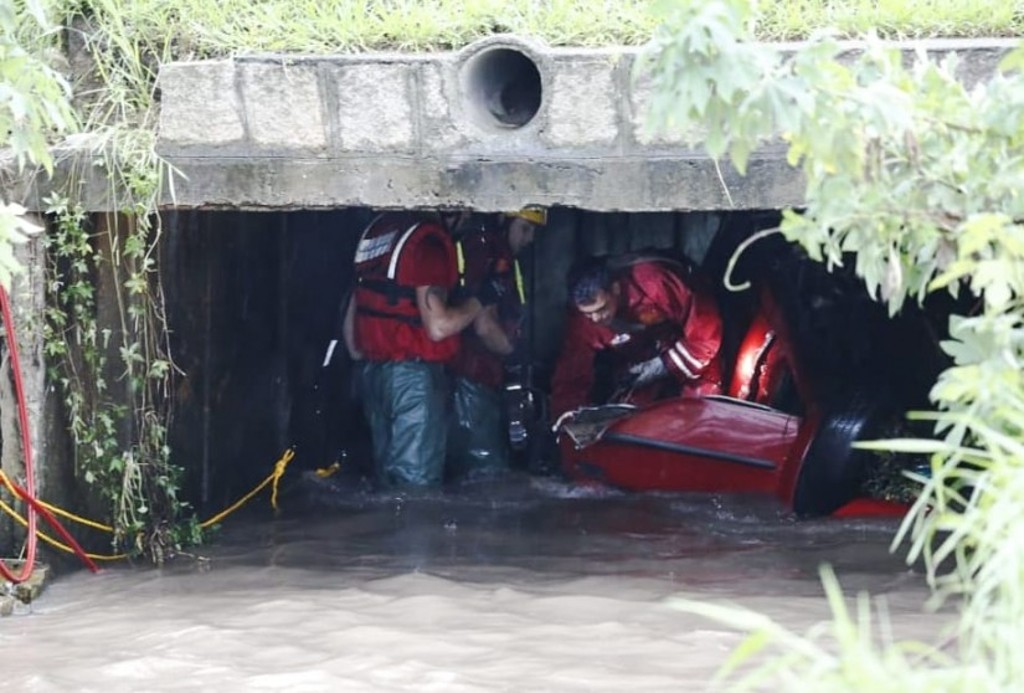 Equipe do Gost em buscas ao corpo de homem desaparecido em Curitiba após acidente de trânsito | Marco Charneski/Tribuna do Paraná