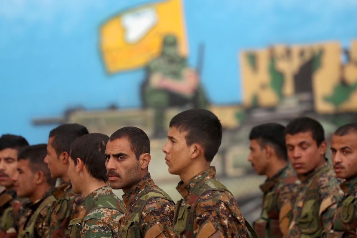 Combatentes árabes da coalizão curda-árabe apoiada pelos EUA das Forças Democráticas da Síria em treinamento, 17 de fevereiro. Jihadistas defendem o último trecho sob controle do Estado Islâmico |  DELIL SOULEIMAN / AFP