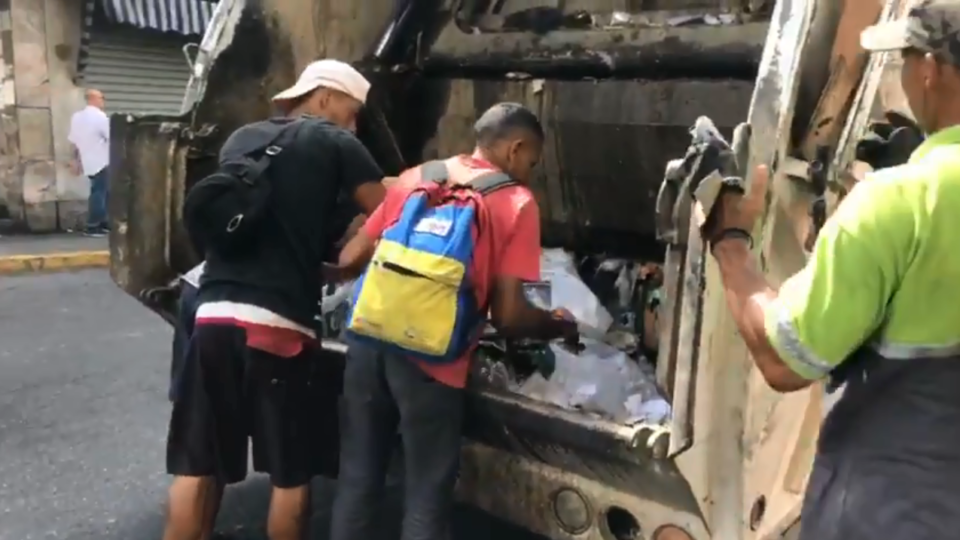 Jornalista é detido após mostrar a Maduro vídeo de venezuelanos comendo do lixo venezuelanos-procuram-comida-lixo