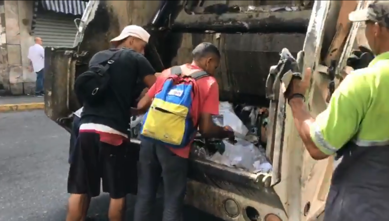 venezuelanos-procuram-comida-lixo