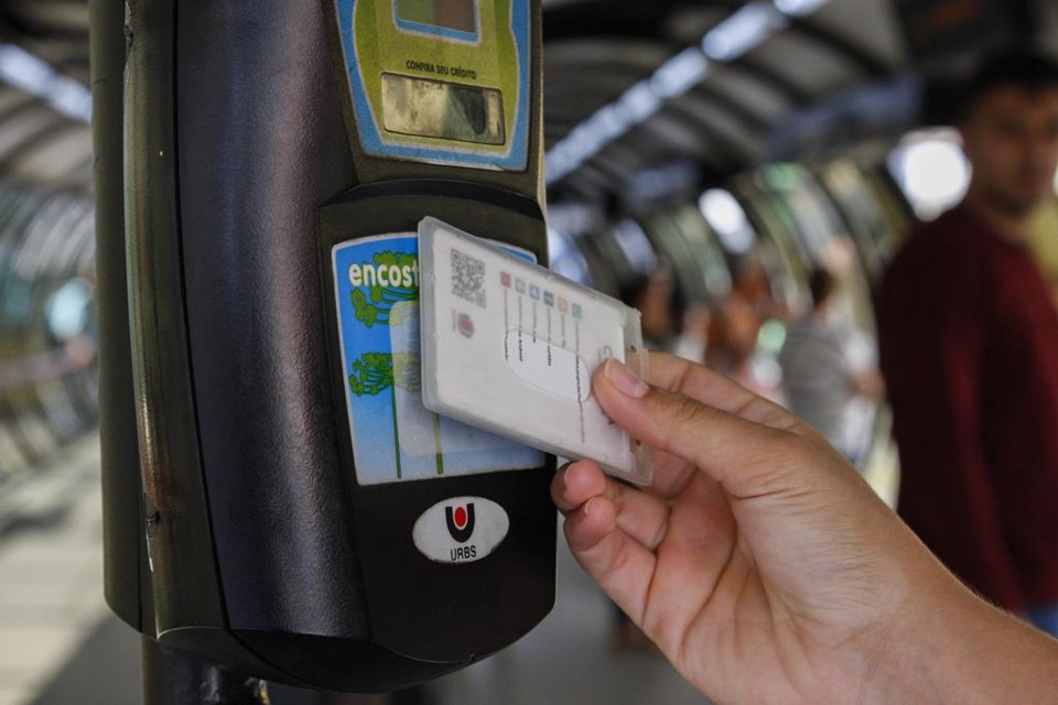 Passagem vai subir em Curitiba: onde e como carregar o cartão-transporte antes do aumento Valor da passagem de ônibus em Curitiba vai aumentar na quinta | Cassiano Rosario/Gazeta do Povo