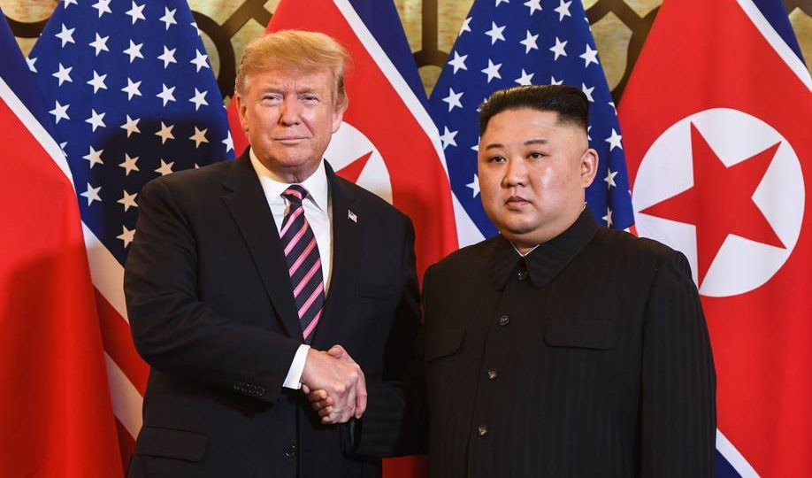 Trump cumprimenta kim Jong-un