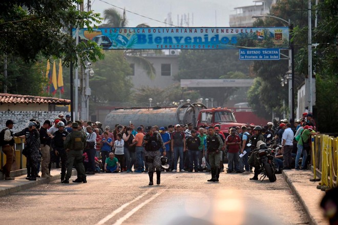 Policiais venezuelanos bloqueiam acesso ao país | LUIS ROBAYO/AFP