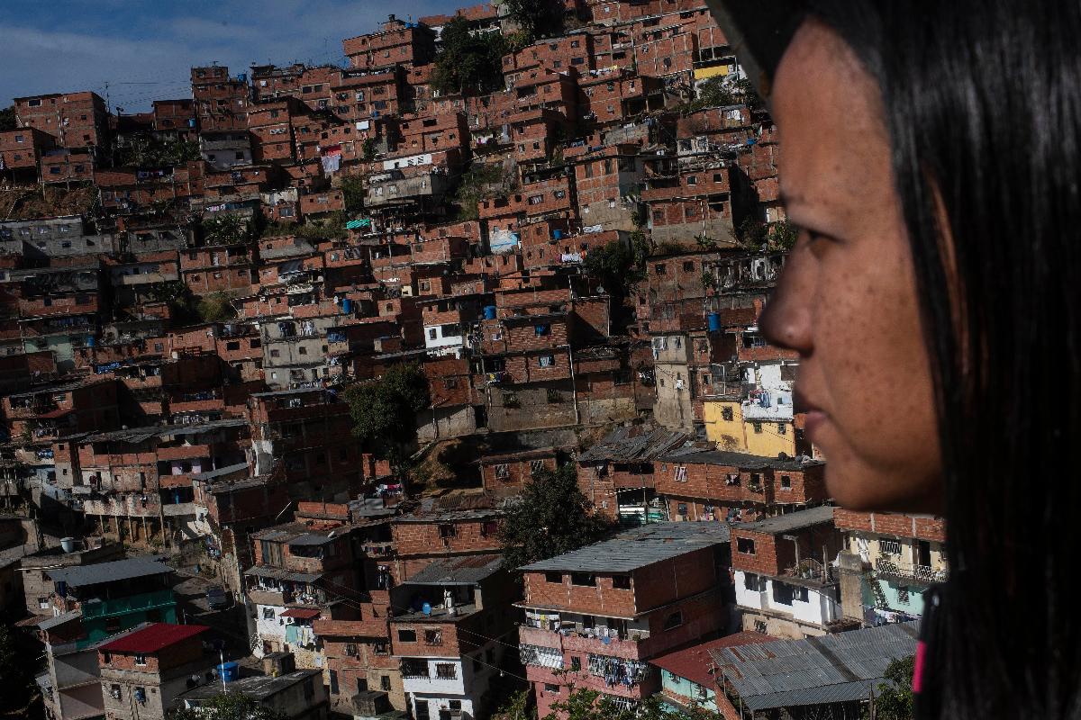 Silvana Aguirre, ativista em seu bairro, olha para a favela de Petare, em Caracas. O primo dela foi brutalmente assassinado e ela está desempregada | Michael Robinson Chavez / The Washington Post