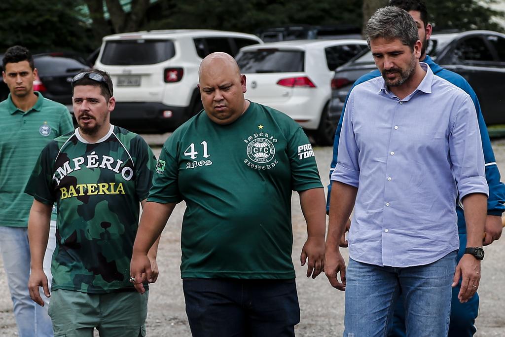 Juliano Rodrigues, presidente da Império, ao centro, e Rodrigo Pastana, diretor do Coritiba, à direita. | André Rodrigues/Gazeta do Povo