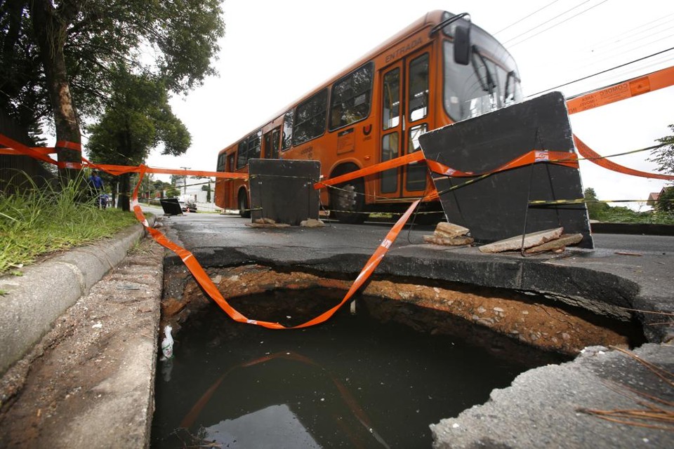 Buraco fica a apenas 800 metros do acesso ao Contorno Sul | Atila Alberti/Tribuna do Parana