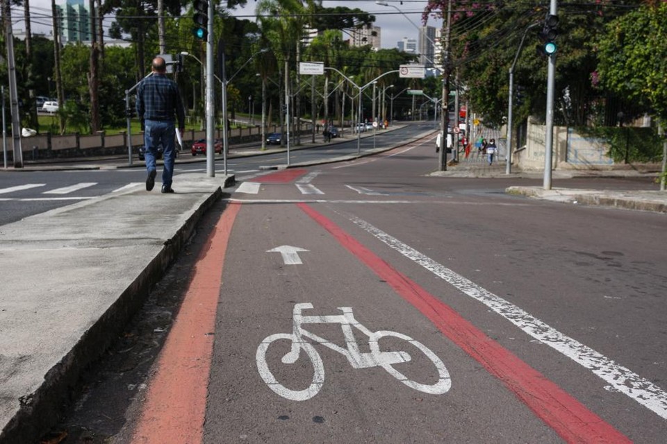 Ciclofaixas próximas aos terminais de ônibus está no plano de expansão de vias para bicicletas em Curitiba. | Cassiano Rosario/Gazeta do Povo