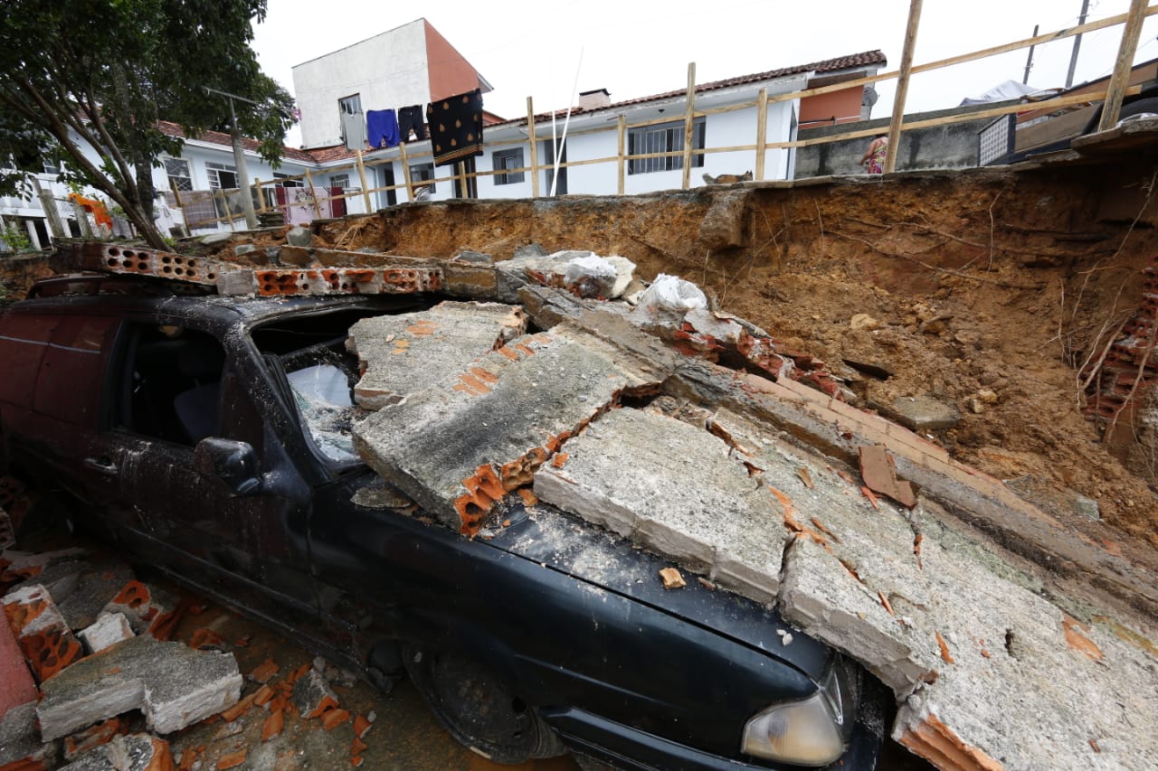 Queda de muro em Campo Magro | Aniele Nascimento/Gazeta do Povo