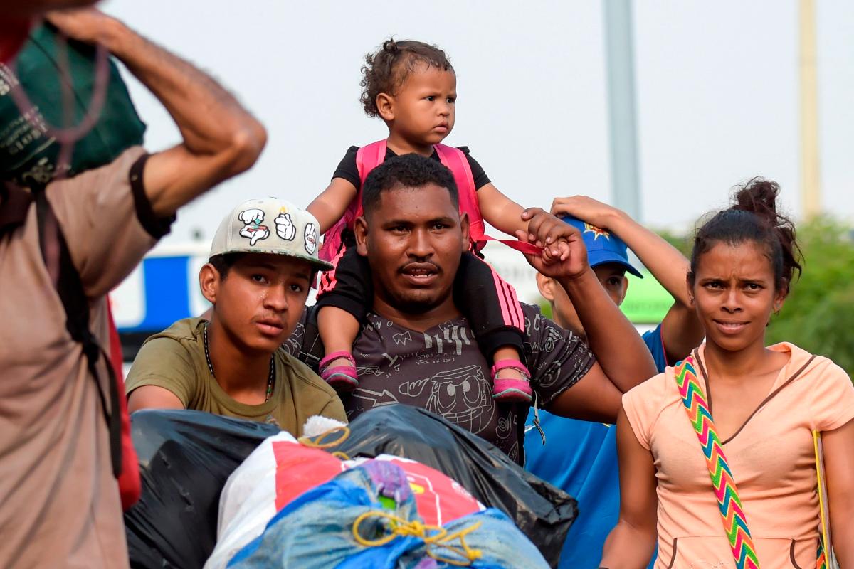 Venezuelanos atravessam a Ponte Internacional Simon Bolívar na fronteira entre a cidade colombiana de Cúcuta e a cidade venezuelana de Tachira, 5 de fevereiro | RAUL ARBOLEDA / AFP