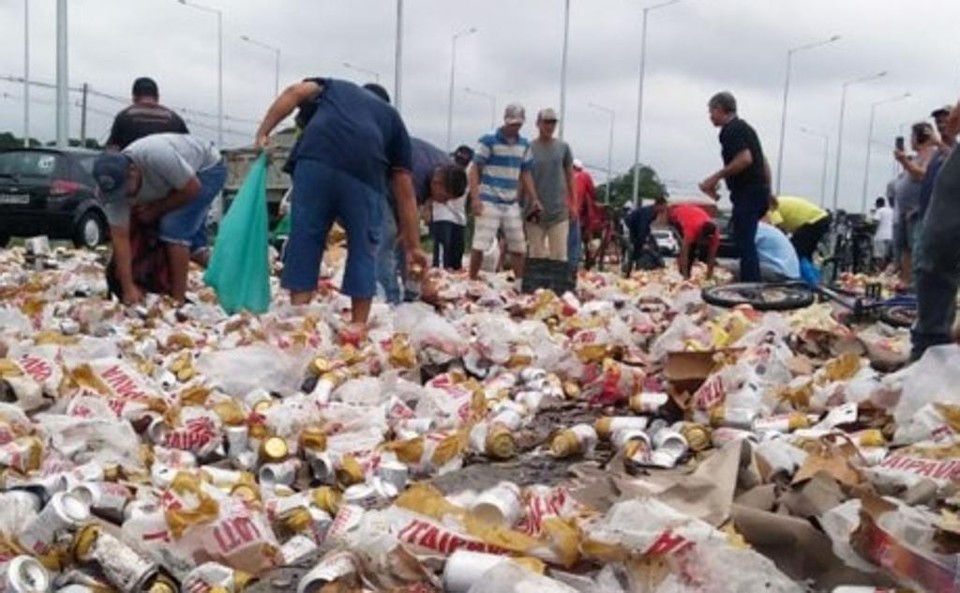 Tumulto na rodovia João Lepoldo Jacomel, depois que carga de cerveja caiu de caminhão | Gerson Klaina/Tribuna do Paraná