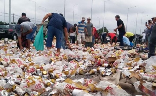 Tumulto na rodovia João Lepoldo Jacomel, depois que carga de cerveja caiu de caminhão | Gerson Klaina/Tribuna do Paraná