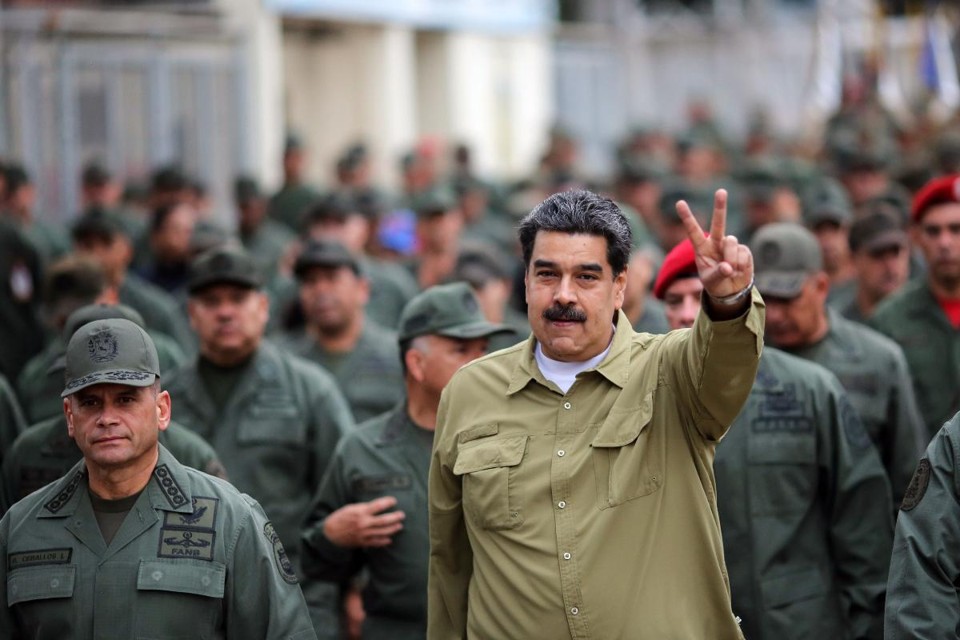 O ditador venezuelano Nicolás Maduro ao lado do comandante das Forças Armadas, Remigio Ceballos (à esquerda), 30 de janeiro |  MARCELO GARCIA / AFP
