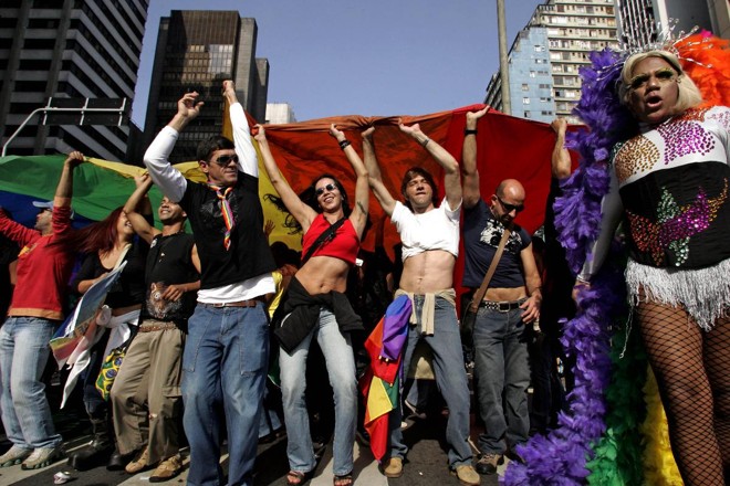 Foliões participam da Parada Gay, em São Paulo (2006) | Mauricio Lima/AFP