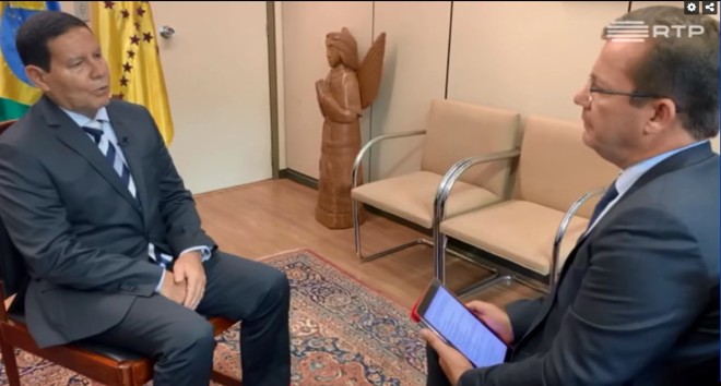 Mourão na entrevista ao jornalista da RTP. | Reprodução/RTP