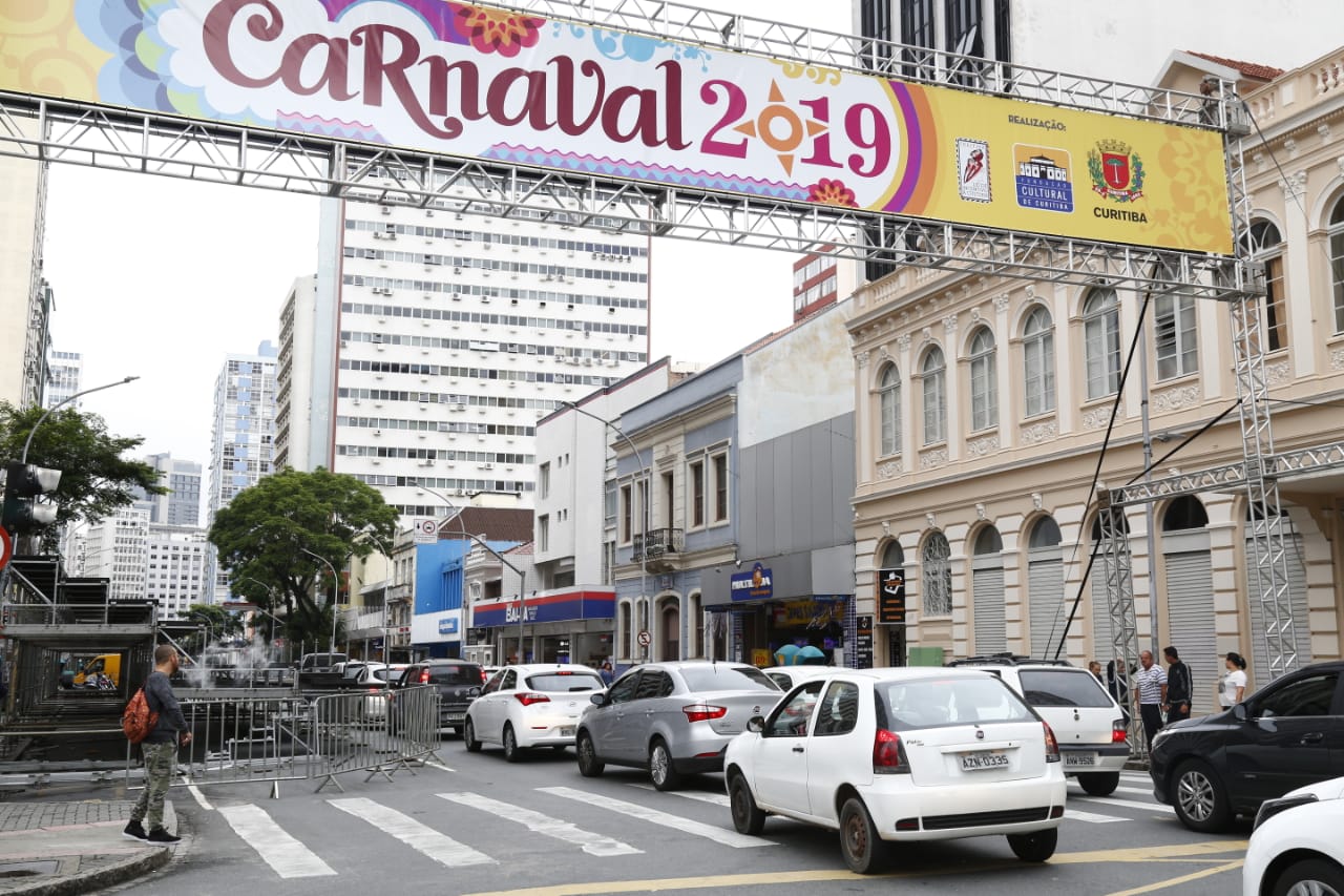 Rua Marechal Deodoro tem trânsito alterado por causa da montagem das estruturas para o carnaval 2019 | Aniele Nascimento/Gazeta do Povo