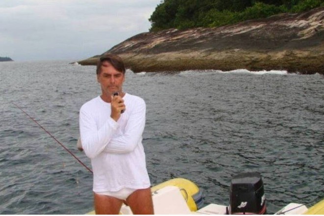 Flagrante feito por agente ambiental durante autuação de Jair Bolsonaro por pescar dentro da estação ecológica de Tamoios, região de Angra dos Reis (RJ). | Divulgação