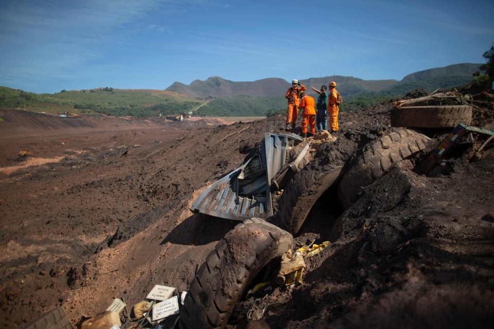Empresa que atestou segurança de barragem em Brumadinho atuou na Vale Bombeiros prosseguem buscas por corpos no meio da lama. | Mauro Pimentel/AFP