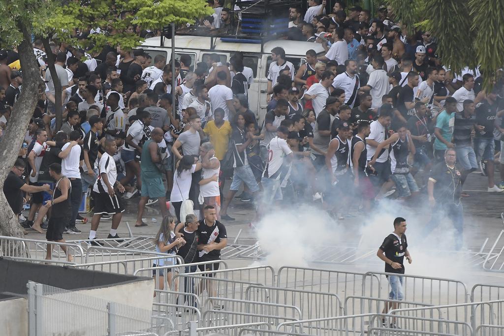 Torcedores do Vasco fogem das bombas de efeito moral da PM no Maracanã. | ANDRÉ FABIANO/ESTADÃO CONTEÚDO