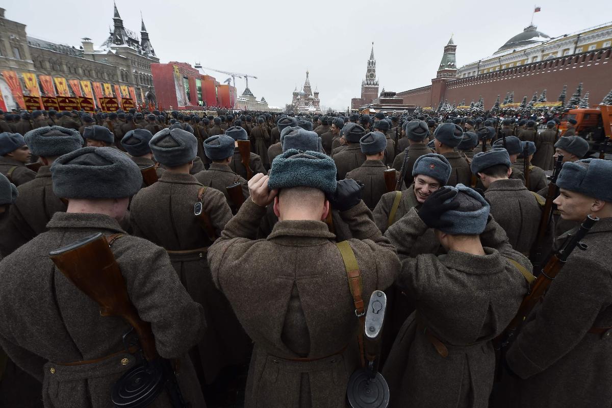 Militares russos em uma parada militar na Praça Vermelha em Moscou | NATALIA KOLESNIKOVA/AFP